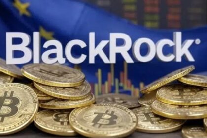 Monedas de bitcoin frente a una bandera de la Unión Europea y el logo de BlackRock
