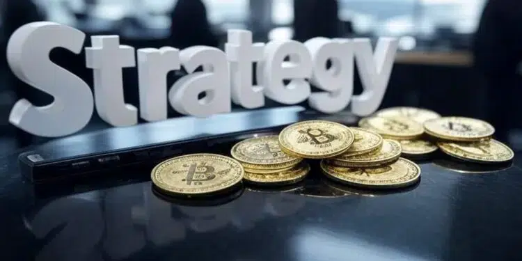 El nombre Strategy junto a monedas doradas con el logo de bitcoin.