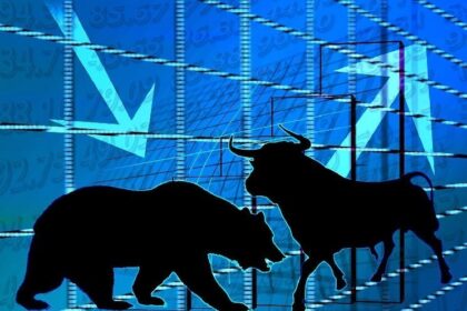 Bitcoin Faces Weakest Monthly Growth Since July as Whales Counteract ETF Inflows