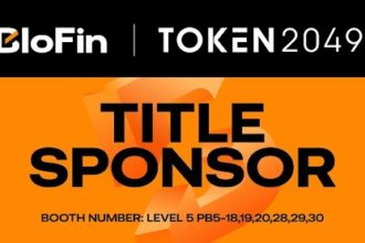 Logos de BloFin y Token2049 en fondo negro y naranja