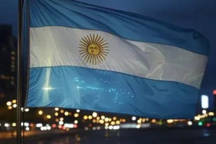 una bandera de argentina bajo el cielo nocturno de buenos aires