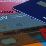 Fotografía a distintas tarjetas de bancos de Venezuela.