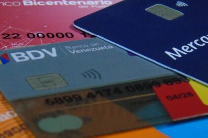 Fotografía a distintas tarjetas de bancos de Venezuela.
