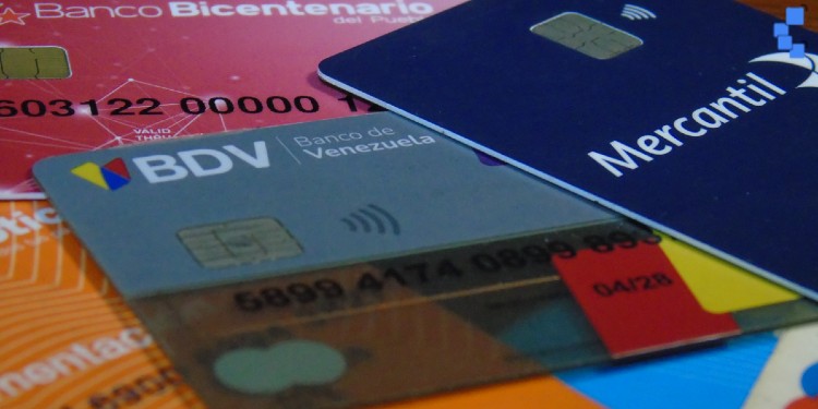 Fotografía a distintas tarjetas de bancos de Venezuela.