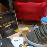 Fotografía de una tienda que vende zapatos, calcetines y tiene un letrero que dice "aceptamos USDT".