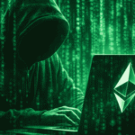 un hacker frente a una laptop que tiene el logo de Ethereum. Todo en tono verde