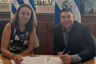 Fotografía de Juan Carlos Reyes y Patricia Tudisco en una oficina.